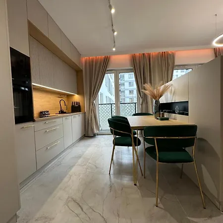 Golden Forest Apartment *